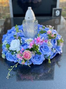 Stroik sztuczny na grób – Wianek z niebieskimi różami i piwoniami